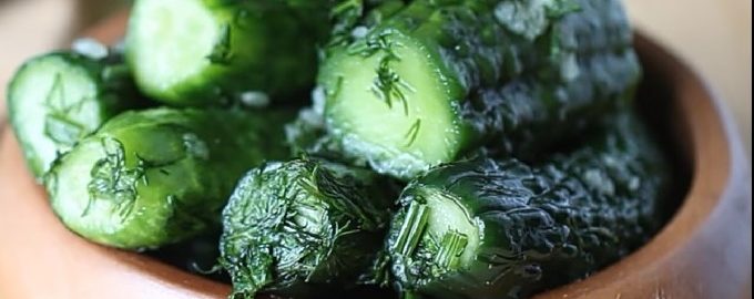 Lättsaltad gurka i påse med vitlök och dill
