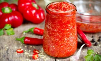 Adjika cổ điển mà không cần nấu ăn