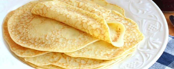 Bánh kếp cổ điển với sữa