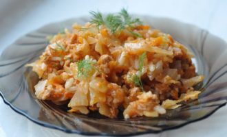 Latkålsrullar i stekpanna med kål, köttfärs och ris
