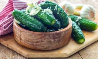 Dưa chuột muối nhẹ trong túi với tỏi và thì là