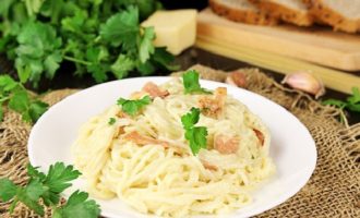 Pasta carbonara med bacon och grädde