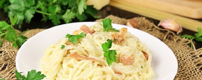 Pasta carbonara med bacon och grädde
