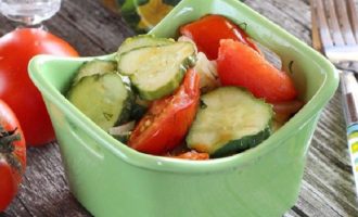 Salad dưa chuột, cà chua, ớt, hành tây cho mùa đông