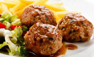 Köttbullar i ugnen med sås