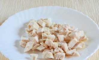 สลัดไก่และสับปะรดเตรียมได้ง่ายและรวดเร็ว ล้างอกไก่ เอาหนังและกระดูกออก คุณสามารถใช้เนื้อต้นขาแทนอกได้เนื้อไก่ส่วนนี้จะชุ่มฉ่ำกว่า คุณยังสามารถใช้ไก่รมควันก็ได้รสชาติเข้มข้นและสดใส ต้มเนื้อในน้ำเค็มจนนุ่ม ทิ้งไว้ให้เย็นแล้วจึงหั่นเป็นก้อนเล็กๆ