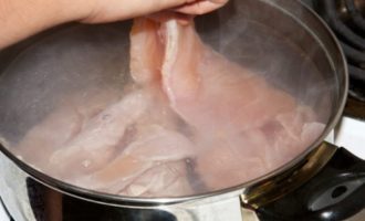 Cum se prepară un aspic de pui delicios cu gelatină? Clătiți fileul și pulpa de pui în apă rece, apoi puneți-l într-o cratiță și adăugați suficientă apă pentru a acoperi complet carnea. Pune tigaia la foc mare si asteapta pana fierbe apa. După fierbere, va trebui să scurgeți cu grijă toată apa și să clătiți puiul. Turnați din nou 1,3 litri de apă în tigaie.