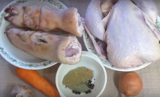 Pentru a pregăti carnea jeleată după rețeta clasică, pregătiți toate ingredientele necesare.