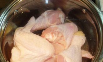 Om kip-aspic te bereiden, kookt u de bouillon van de poten en vleugels. Doe de kip, wortels, knoflook en kruiden naar smaak in een pan, vul met water en zet op het vuur. Kook de bouillon gedurende 40-50 minuten, waarna we de wortels en kip eruit halen en de bouillon zeven. Om kip-aspic te bereiden, kookt u de bouillon van de poten en vleugels. Doe de kip, wortels, knoflook en kruiden naar smaak in een pan, vul met water en zet op het vuur. Kook de bouillon gedurende 40-50 minuten, waarna we de wortels en kip eruit halen en de bouillon zeven.