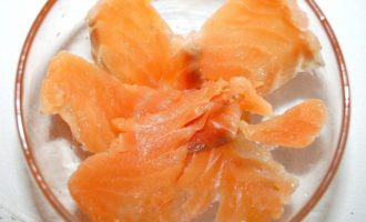Com cuinar pa de pita amb peix vermell? Podeu utilitzar salmó lleugerament salat o qualsevol altre peix vermell, truita, salmó xum. Talleu el filet de peix a rodanxes fines.