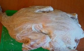 Cum să gătești rață suculentă și moale cu cartofi la cuptor? Îndepărtați penele rămase de pe rață cu ajutorul unei pensete, tăiați crupa și apoi clătiți bine carcasa sub jet de apă. Îndepărtați excesul de lichid cu un prosop de hârtie. Într-un castron, amestecați maioneza cu sare, usturoiul tocat și condimentele. Frecați bine carcasa în interior și în exterior cu amestecul rezultat și puneți-o la frigider pentru o oră (minim) pentru a se marina.