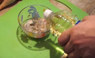 Afegiu-hi la resta de condiments: herbes italianes, all, pebrot vermell i pebre de Jamaica, sal. Talleu la fulla de llorer a trossos i afegiu també a la barreja. Afegiu-hi una cullerada d'oli vegetal. Barrejar. Afegiu-hi la resta de condiments: herbes italianes, all, pebrot vermell i pebre de Jamaica, sal. Talleu la fulla de llorer a trossos i afegiu també a la barreja. Afegiu-hi una cullerada d'oli vegetal. Barrejar.