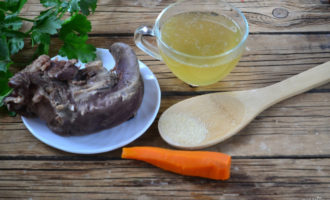 Com preparar un aspic deliciós amb llengua de porc? Ompliu una cassola gran amb aigua freda i poseu-hi la llengua. Poseu la cassola amb la llengua al foc i deixeu-ho bullir. Tan bon punt la llengua bulli, traieu-la de la cassola, aboqueu l'aigua i esbandiu la cassola. Ompliu una cassola amb aigua, afegiu-hi espècies i feu bullir l'aigua de la cassola. Poseu la llengua i les pastanagues pelades a l'aigua bullint. Bullir la llengua de porc durant dues hores, després treure la llengua i les pastanagues del brou i refredar el mateix brou. Assegureu-vos de treure la pel·lícula de la llengua mentre estigui calenta. Com preparar un aspic deliciós amb llengua de porc? Ompliu una cassola gran amb aigua freda i poseu-hi la llengua. Poseu la cassola amb la llengua al foc i deixeu-ho bullir. Tan bon punt la llengua bulli, traieu-la de la cassola, aboqueu l'aigua i esbandiu la cassola. Ompliu una cassola amb aigua, afegiu-hi espècies i feu bullir l'aigua de la cassola. Poseu la llengua i les pastanagues pelades a l'aigua bullint. Bullir la llengua de porc durant dues hores, després treure la llengua i les pastanagues del brou i refredar el mateix brou. Assegureu-vos de treure la pel·lícula de la llengua mentre estigui calenta.