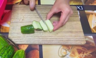 Cum să prepari salata de castraveți fără sterilizare pentru iarnă? Tăiați capetele castraveților spălați, fără spini. Tăiați-le în bare alungite.Poate fi împărțit în jumătate și apoi în fâșii de aproximativ 1,5 cm lățime.Dacă pielea este aspră sau deteriorată, o puteți tăia complet sau parțial. Cum să prepari salata de castraveți fără sterilizare pentru iarnă? Tăiați capetele castraveților spălați, fără spini. Tăiați-le în bare alungite. Poate fi împărțit în jumătate și apoi în fâșii de aproximativ 1,5 cm lățime.Dacă pielea este aspră sau deteriorată, o puteți tăia complet sau parțial.