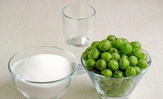 Hur gör man krusbärssylt för vintern med ett enkelt recept? Mät upp nödvändig mängd socker, vatten och bär. Krusbären ska vara gröna, men ganska mogna.
