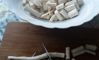 Hur man förbereder pepparrot enligt det klassiska receptet för matlagning för vintern? Innan komponenterna skickas till köttkvarnen måste de rengöras och skäras i bitar som är lämpliga för ytterligare malning. Tvätta pepparroten, skala den och skär den i bitar som passar bra i en köttkvarn.