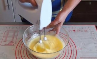Hur lagar man fluffiga pannkakor med kefir i en stekpanna? Pannkaksdeg är lite som kexdeg. Låt oss därför ta en djupare behållare, eftersom... vi måste vispa 2 ägg med en mixer tillsammans med vanligt strösocker och en nypa salt.
