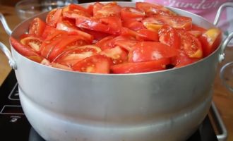 Để chuẩn bị món salad dưa chuột, bắp cải và cà chua cho mùa đông, hãy rửa sạch tất cả các loại rau. Chúng tôi loại bỏ cuống và hạt của ớt chuông, cắt đuôi cà chua và dưa chuột, đồng thời gọt vỏ cà rốt và hành tây. Loại bỏ những lá xấu khỏi bắp cải và thái nhỏ. Bạn có thể sử dụng một vắt đặc biệt. Cắt cà rốt và dưa chuột thành lát. Cắt cà chua thành lát lớn. Cắt hành tây thành từng khoanh tròn. Cắt hạt tiêu thành dải. Lấy một cái chảo lớn và đổ một nửa dầu thực vật vào đó. Xếp lớp cà rốt, bắp cải, dưa chuột, ớt và cà chua. Đổ phần dầu thứ hai lên trên.