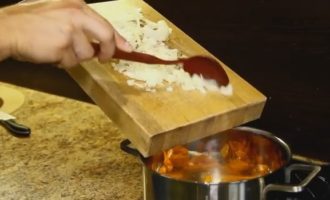 Cum să gătești tocană de legume cu dovlecei și cartofi? Mai întâi, să prăjim legumele într-o tigaie. Pentru a face acest lucru, curățați și clătiți ceapa și morcovii. Ceapa se toaca marunt si se rade morcovii. Turnați ulei vegetal într-o tigaie curată și prăjiți mai întâi morcovii, apoi adăugați ceapa tocată.