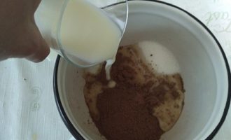 Cách làm sô cô la tại nhà? Trong một bát thuận tiện, kết hợp ca cao, sữa và đường cát. Hãy nhớ để lại một vài thìa sữa mà bạn sẽ kết hợp với bột mì ở một giai đoạn nấu ăn khác. Đặt bát trên lửa nhỏ để tất cả nguyên liệu nóng lên và trộn đều.