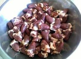Una, ihanda natin ang mga puso ng manok para sa karagdagang pagluluto. Banlawan namin ang mga ito ng mabuti sa ilalim ng tubig na tumatakbo at ilagay ang mga ito sa isang malalim na mangkok.