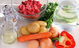 Mai întâi, pregătiți toate ingredientele de care aveți nevoie pentru a face supa de chifteluțe. Luați produse proaspete și mai ales atenție la faptul că carnea tocată este proaspătă. Ar fi mai bine să-l gătiți singur.