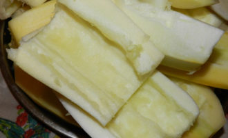 Paano ihanda ang pinakamahusay na squash caviar para sa taglamig? Balatan ang hugasan na zucchini mula sa alisan ng balat at sapal na may mga buto, gupitin sa maliliit na piraso pahaba sa kalahati. Ang bigat ng zucchini ay ipinahiwatig na sa peeled form.