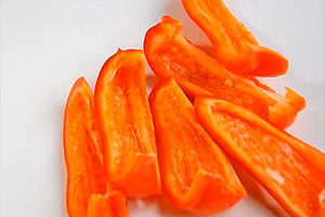 Com preparar lecho amb pebrots i tomàquets per a l'hivern? El millor és fer servir pebrots grans i preferiblement vermells, els més dolços.Rentar els fruits, tallar-los per la meitat, treure les tiges, tallar les membranes i les llavors. Talleu en trossos longitudinals grans.
