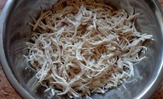 Com preparar una deliciosa amanida amb pollastre i bolets? Rentar el pit de pollastre, assecar-lo amb tovalloles de paper i treure el filet de l'os. Bullir el pollastre en aigua amb sal, refredar i tallar-lo en fibres.