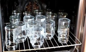 Hoe maak je eenvoudige frambozengelei klaar voor de winter? Was potten en deksels met zuiveringszout en spoel ze af. Kook de deksels en steriliseer de potten in de oven.