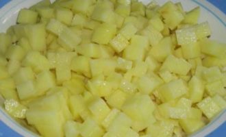 Hoe maak je heerlijke kaassoep met gesmolten kaas? Schil de aardappelen, was ze en snijd ze in kleine blokjes. Kook de aardappelen gaar in 1,5 liter gezouten water en vergeet niet het schuim van het oppervlak te verwijderen.
