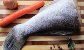 Hur man förbereder en läcker fiskaspik? Vi rengör göskroppen från fjäll, tar bort inälvor, fenor och svans och sköljer fisken väl med rinnande vatten. Sedan tar vi bort huvudet.