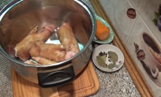 Ngâm chân giò heo trong nước lạnh qua đêm. Sau khi thời gian trôi qua, rửa sạch chân giò và dùng dao cạo sạch. Trước tiên hãy đun sôi nước. Đặt chân vào nồi và đổ nước sôi lên trên sao cho nước ngập hoàn toàn.
