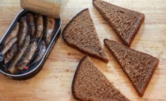 Paano gumawa ng isang simpleng sandwich para sa holiday table? Ilagay ang mga itlog sa isang kasirola, magdagdag ng inasnan na tubig at pakuluan (pagkatapos kumulo ng 10 minuto). Ilagay kaagad sa isang mangkok ng malamig na tubig upang matulungan ang mga shell na lumabas nang mas mahusay. Balatan ang mga itlog at gupitin sa mga patayong hiwa. Gupitin ang tinapay sa mga piraso, at ang bawat piraso ay pahilis (makakakuha ka ng mga tatsulok).