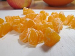 Skala mandarinen, skär i bitar och lägg i en hylsa. Skala mandarinen, skär i bitar och lägg i en hylsa.