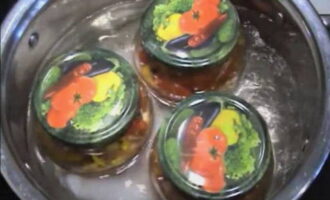 Kumuha ng isang malaking kasirola at ilagay ang mga garapon ng litsugas dito.Ibuhos ang tubig sa kawali upang halos masakop nito ang mga garapon. Ilagay ang kawali sa apoy at hintaying kumulo ang tubig, pagkatapos ay bawasan ang apoy at hayaang kumulo ang salad ng halos kalahating oras. 