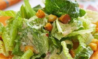 Rắc vụn bánh mì đã nguội, rưới nước sốt tỏi lên trên mọi thứ. Đặt cà chua xắt nhỏ lên trên. Bạn có thể rắc Parmesan bào. Salad Caesar với thịt gà tại nhà theo công thức cổ điển đã sẵn sàng!