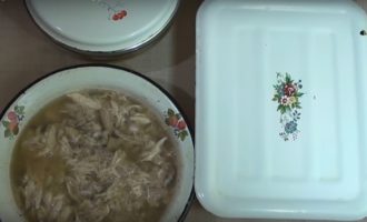 Acum trebuie să distribuiți carnea tocată în recipiente în care carnea jeleată se va întări. Se toarnă bulion peste carne. Pune formele cu carnea jeleată pregătită la frigider pentru câteva ore.