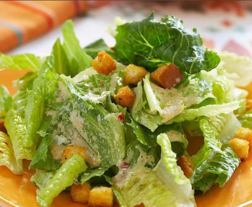 Salad Caesar cổ điển với thịt gà