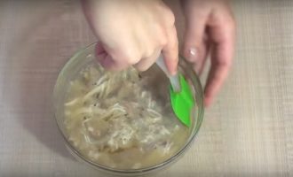 Inainte de servire poti scufunda formele cu carne jeleata in apa calduta pentru cateva minute; acum se pot scoate usor din recipient ridicandu-le putin cu o spatula.