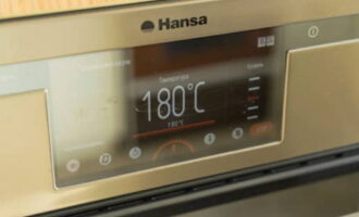 Värm ugnen till 180 grader.