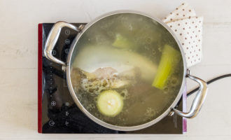 Upang ihanda ang aspic, banlawan ng mabuti ang dila ng baka at ibabad ito sa tubig ng 2-4 na oras o magdamag upang ang uhog at mga namuong dugo ay mahiwalay sa karne, pagkatapos ay banlawan muli at ilagay ito sa isang kasirola kung saan pinakuluan ang tubig. at magluto ng 5 minuto.Alisin ang foam at ilagay ang binalatan na sibuyas, karot, ugat ng kintsay at perehil sa kawali. Lutuin ang dila na may mga gulay sa loob ng 2 oras 40 minuto. Magdagdag ng bay leaf at pampalasa, asin.