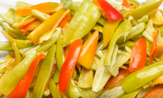Lecho met tomatenpuree en peper voor de winter is snel klaar, dus laten we de potten meteen klaarmaken, wassen en goed bakken in de oven of in een waterbad gedurende 10 minuten. We wassen de paprika goed, schillen hem, snijden hem in de lengte in grote reepjes, pellen de knoflook. Lecho met tomatenpuree en peper voor de winter is snel klaar, dus laten we de potten meteen klaarmaken, wassen en goed bakken in de oven of in een waterbad gedurende 10 minuten. We wassen de paprika goed, schillen hem, snijden hem in de lengte in grote reepjes, pellen de knoflook.