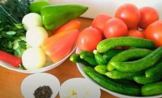Schil en spoel de groenten voor de salade. Schil en spoel de groenten voor de salade.