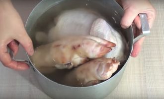 Care este primul lucru care îți atrage atenția când te uiți la carnea jeleată? Așa e, jeleu fraged și transparent ca o lacrimă. Pentru a obține această curățenie și transparență, trebuie mai întâi să clătiți bine picioarele de pui și porc. Apoi puneți carnea spălată într-o cratiță și umpleți cu apă rece, astfel încât apa să acopere complet carnea. Va fi foarte bine dacă carnea stă în apă toată noaptea (sau cel puțin 8 ore).