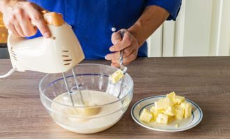 Börja sedan vispa ägg och strösocker. Du måste vispa tills ett fluffigt skum bildas, börja sedan gradvis lägga till kuber av smält smör och fortsätt vispa.