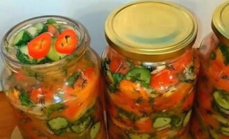 Giet het sap over de groenten en doe op elke pot een beetje hete peper. Giet het sap over de groenten en doe op elke pot een beetje hete peper.