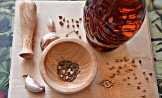 Blanda alla kryddor, häll i en mortel och mal med en mortelstöt. Om du inte har en mortel, mal den i en kommersiell kvarn för malning av pepparkorn eller i en kaffekvarn. Blanda alla kryddor, häll i en mortel och mal med en mortelstöt. Om du inte har en mortel, mal den i en kommersiell kvarn för malning av pepparkorn eller i en kaffekvarn.