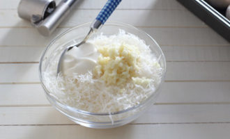 Blanda ost och vitlök och tillsätt sedan majonnäs till ingredienserna. Blanda blandningen noggrant.