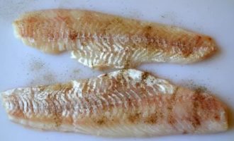 Doe de visfilet in een bakje en bestrooi met peper en zout naar smaak, giet er citroensap over. Doe de visfilet in een bakje en bestrooi met peper en zout naar smaak, giet er citroensap over.